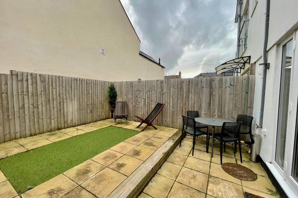 Stylish Modern One Bedroom Apartment with Garden Cardiff Exterior foto